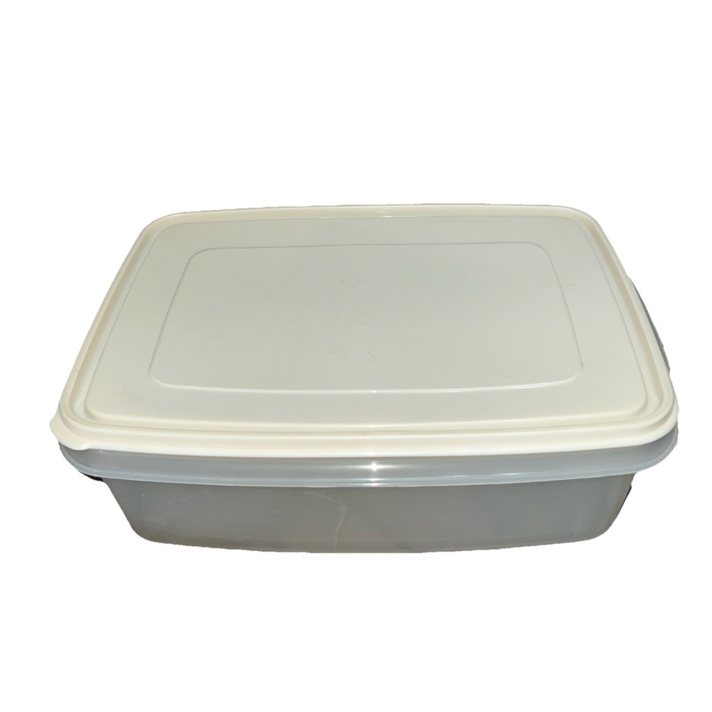 Rubbermaid Servin Saver #8 Rectangle 33 Cup Sheer w/Almond Lid Storage Container